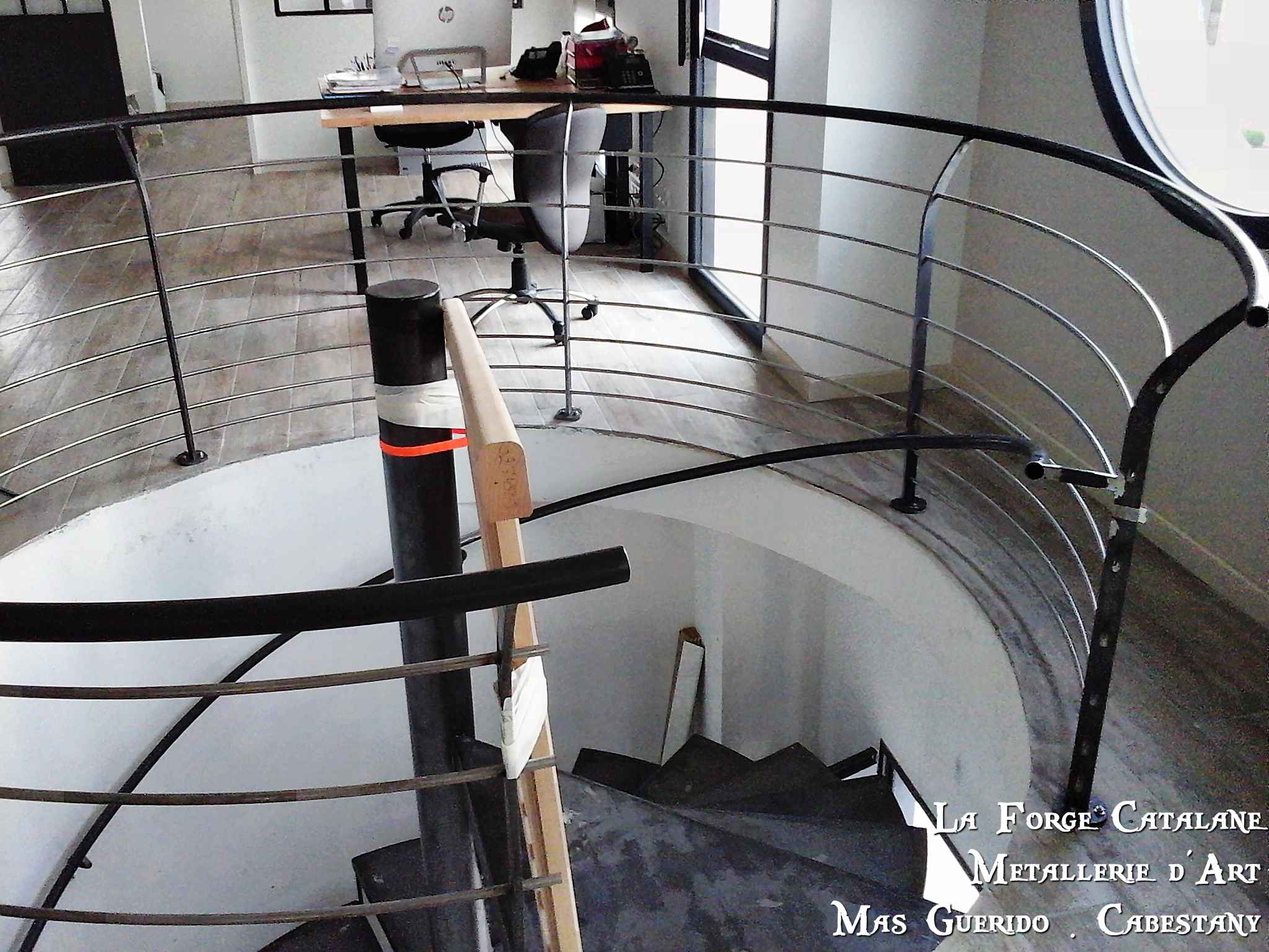 rampant avec main courante deportee remplissage lisses horizontale forge catalane.jpg